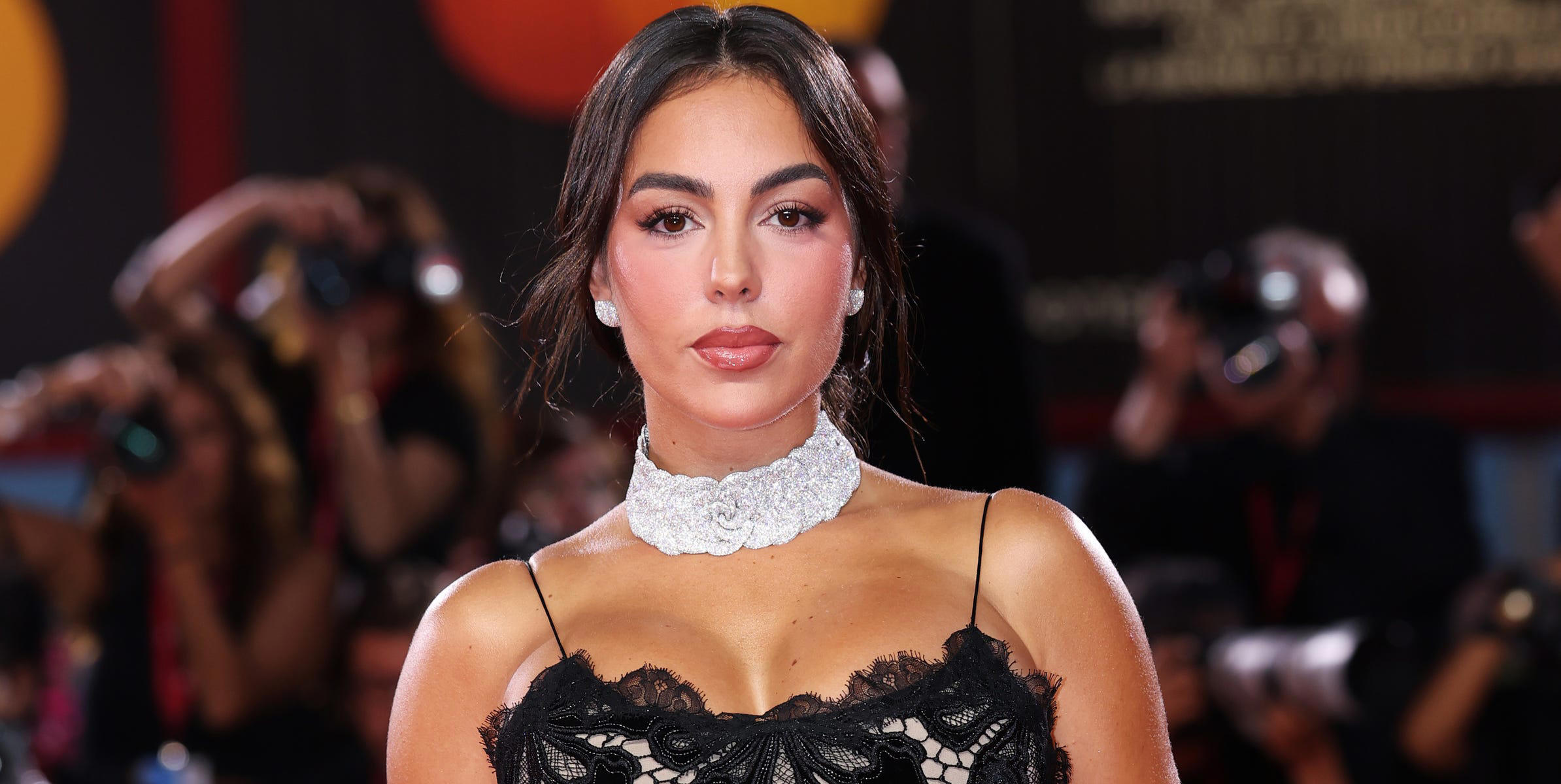 Georgina shfaqet si miss në rrugët e Parisit