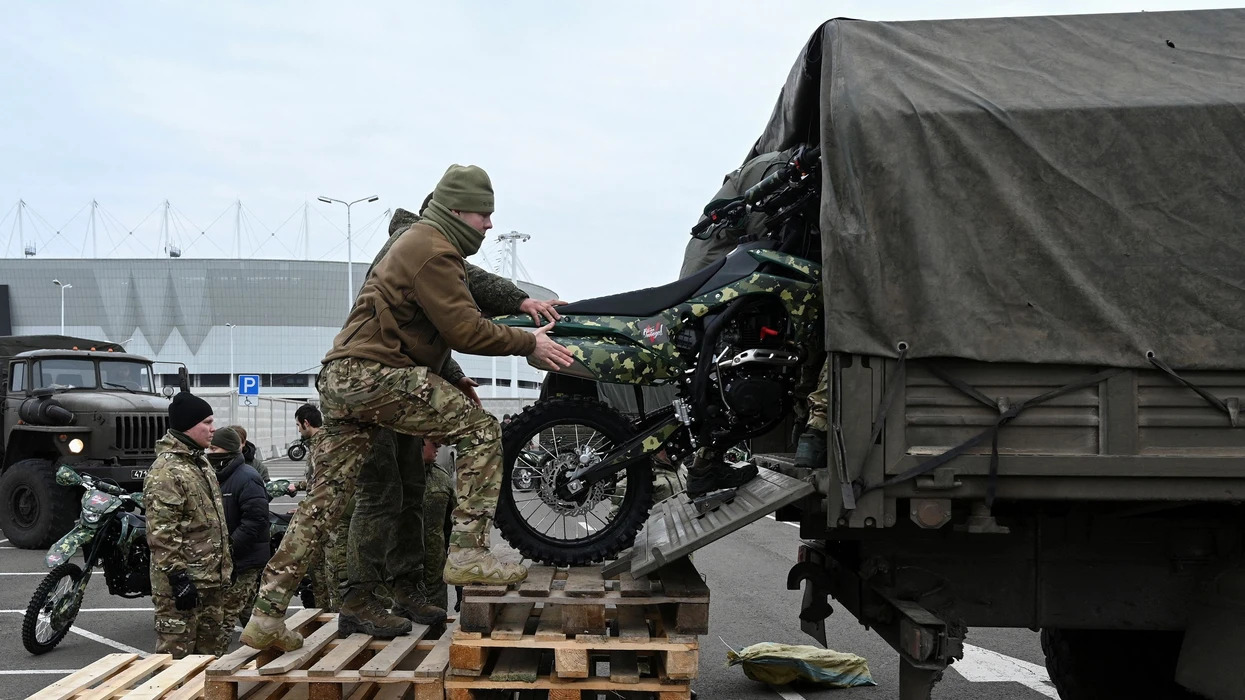 Ua mësyjnë pozicioneve ukrainase me motoçikleta, e pësojnë keq ushtarët rusë – “i befasojnë” dronët kamikaz