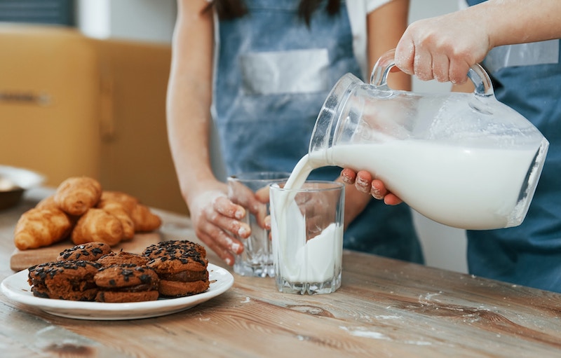 Qumështi i plotë yndyror: mik i shëndetit apo rrezik i fshehur?