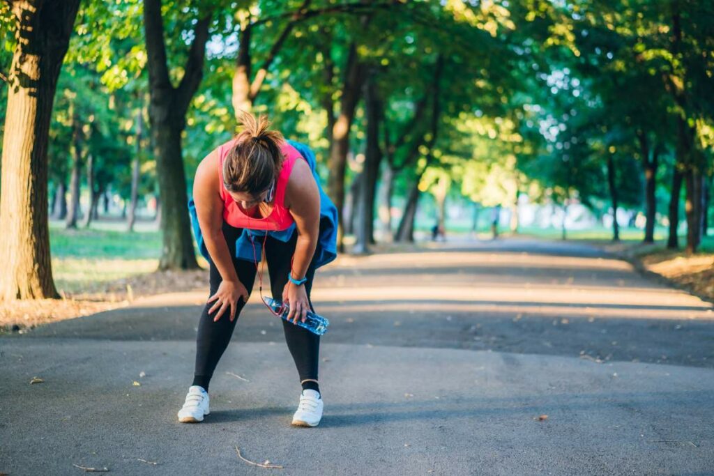 Kur gjunjët dhe shpina “paralajmërojnë” shiun: çfarë thotë shkenca për lidhjen mes motit dhe dhimbjeve trupore