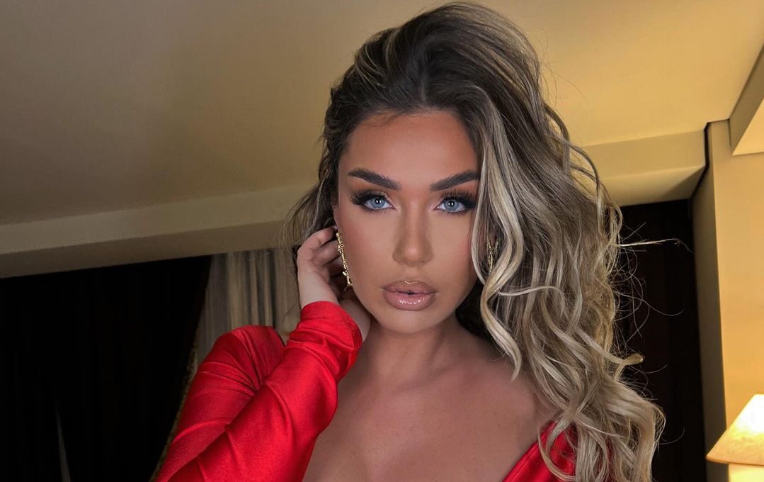 Dedikim prekës nga Adelina për motrën: “Zoti s’më dha vajzë, por më dha ty”