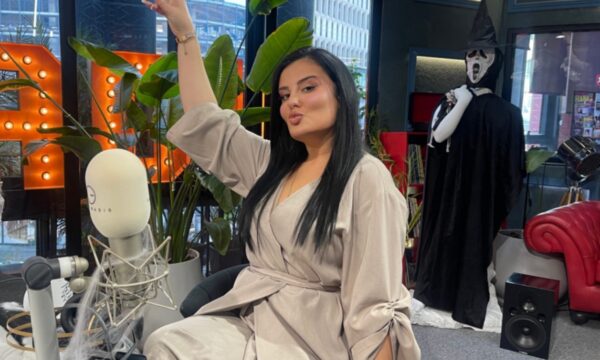 “Paguhesha 20 dollarë ora, kam punuar si babysitter” – Historia frymëzuese e suksesit të këngëtares shqiptare