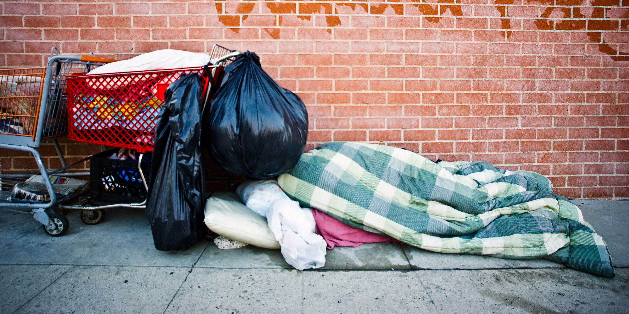 Qindra të pastrehë në rrugët e Shkupit