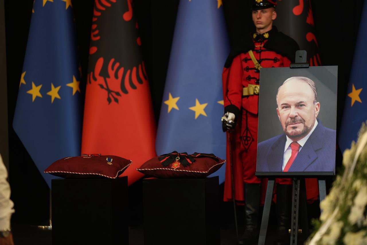 ​Shqipëria i jep lamtumirën me nderime dhe ceremoni shtetërore Fatos Nano