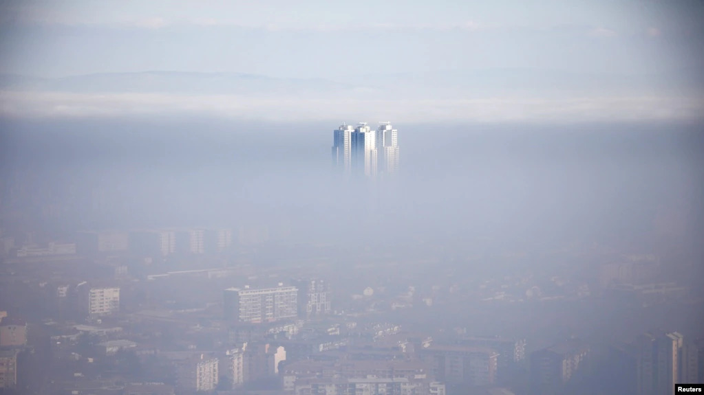 Qytetarët rikthejnë maskat për shkak të ndotjes së ajrit