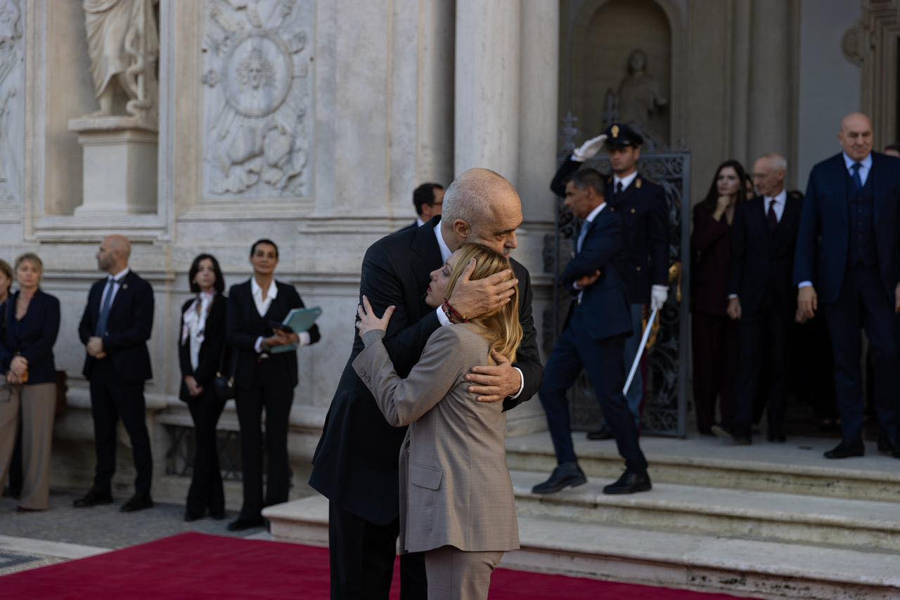 Rama publikon fotoalbumin e mbledhjes së parë të dy qeverive Shqipëri-Itali