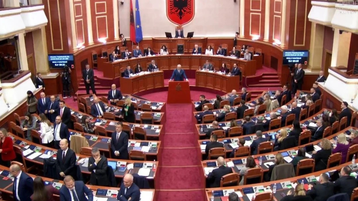 Opozita i kthen shpinën Edi Ramës teksa merr fjalën në parlament