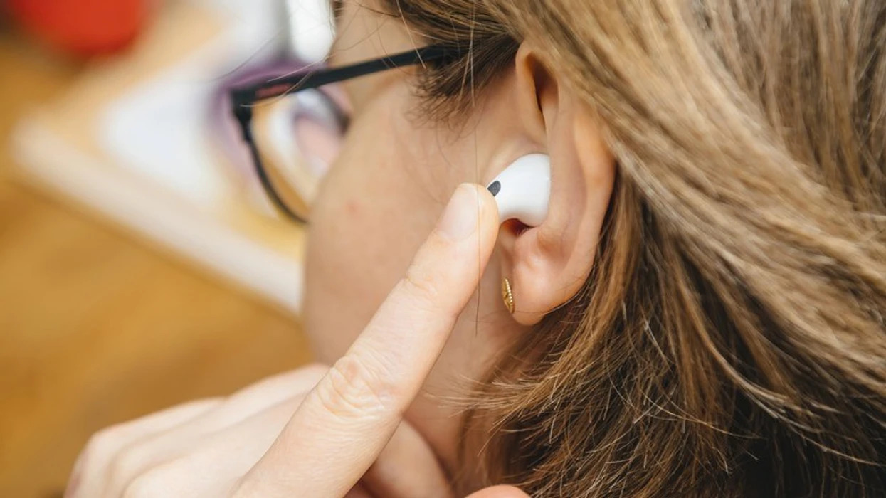 A përdorni vetëm një kufje? Pas një viti mund të keni problem serioz me dëgjimin!