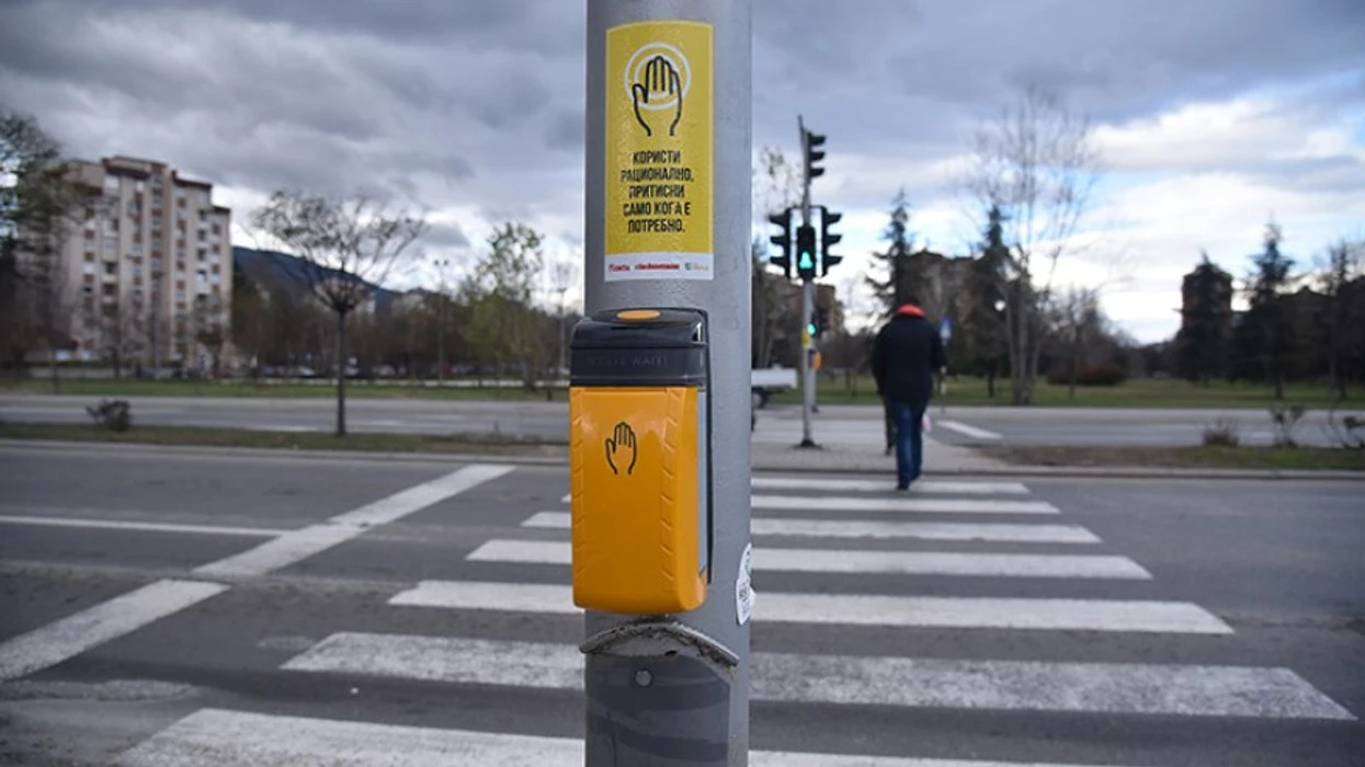 MPB: Deri më tani janë lëshuar 150 paralajmërime për qytetarët që po flisnin në telefon teksa kalonin rrugën