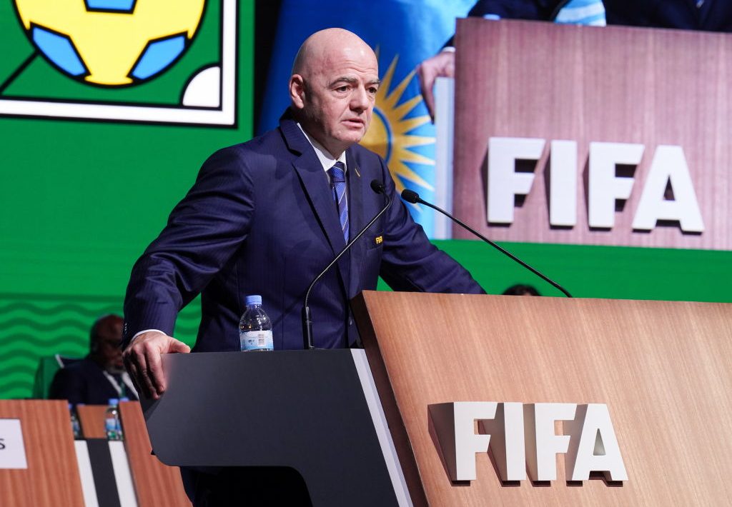 FIFA përjashton shtatë lojtarë pas skandalit të dokumenteve të falsifikuara