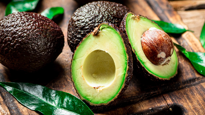 Nga tërshëra te avokado, njihuni me ushqimet që ndihmojnë në uljen e kolesterolit