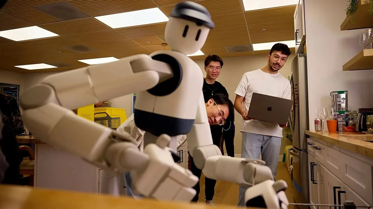 Njihuni me Memo, një robot shtëpiak që mund të marrë gotat e verës dhe të mbushë enëlarësen