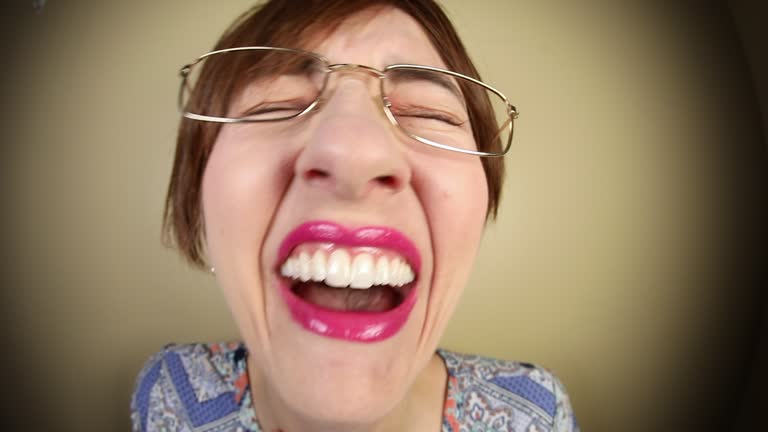 Çfarë fshihet pas të qeshurës së shtirur, të zhurmshme dhe të tepruar