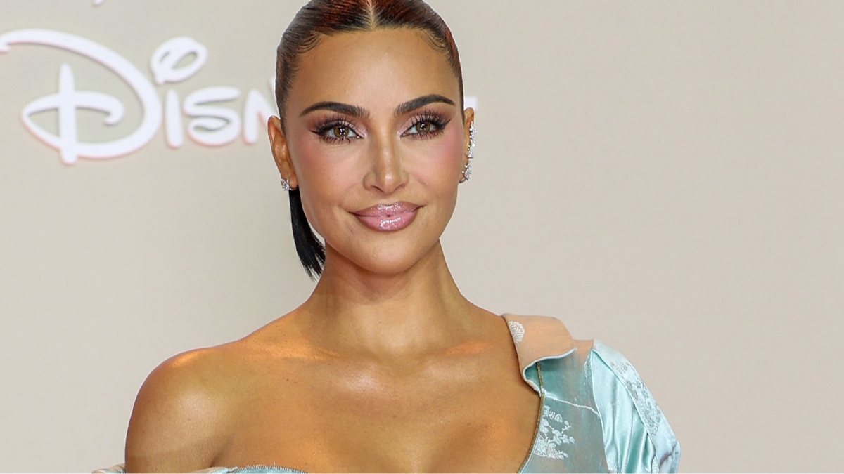 Kim Kardashian shkëlqen me fustanin e saj të guximshëm në tapetin e kuq të Rio-s