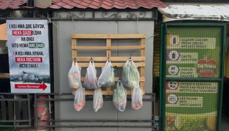 “Kush ka dy bluza, le t’i japë njërën atij që nuk ka asnjë”: Solidaritet festiv në vepër