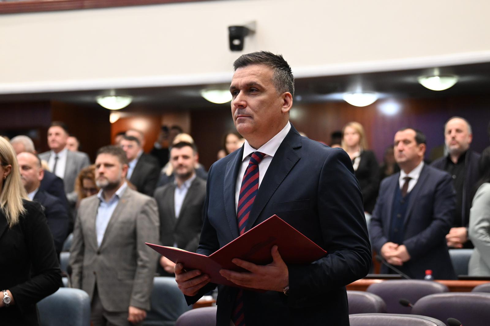 Muhamet Hoxha nis mandatin si Ministër i Mjedisit Jetësor dhe Planifikimit Hapësinor