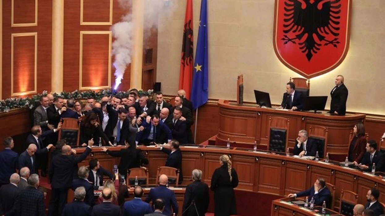 Flakadanë, ujë dhe përleshje fizike -seanca e Kuvendit të Shqipërisë mbyllet në kaos