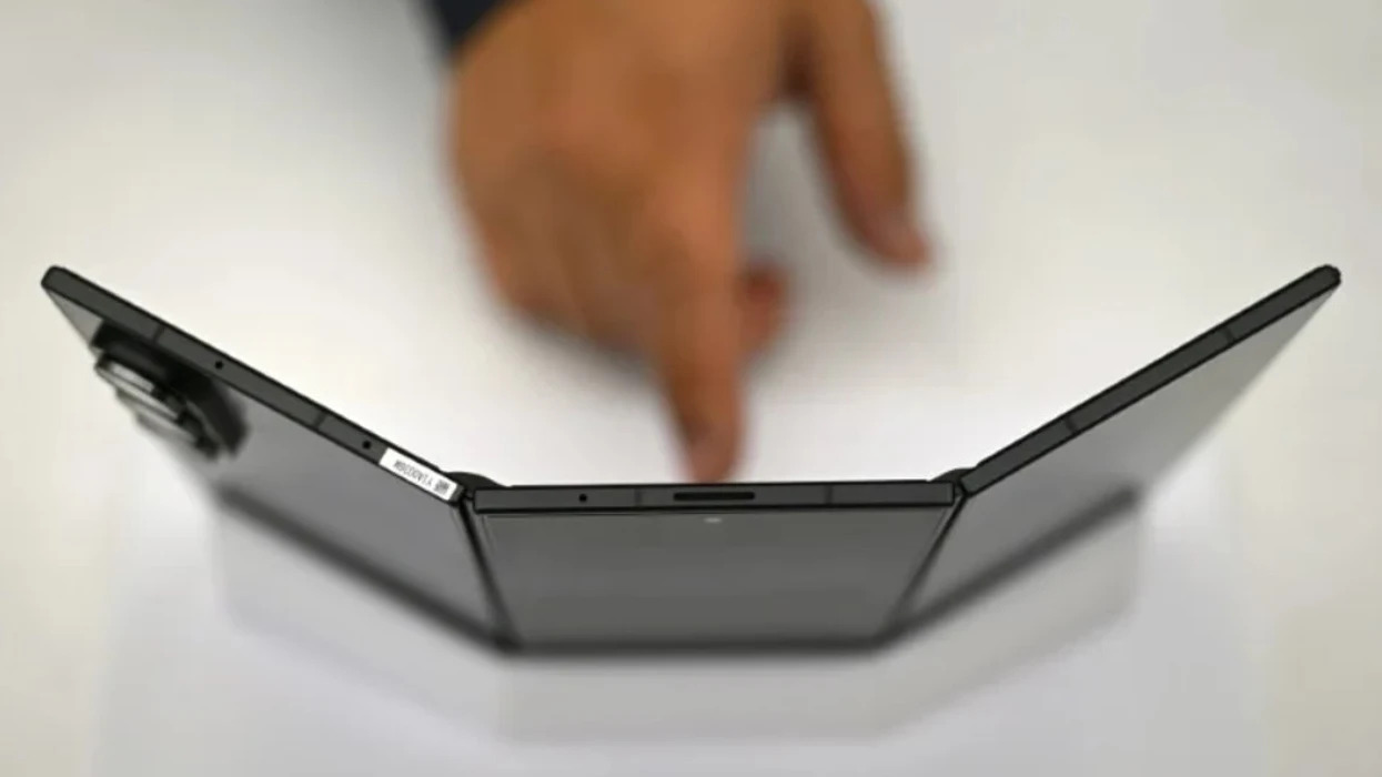 Samsung zbulon telefonin e parë 'me palosje të shumëfishtë'