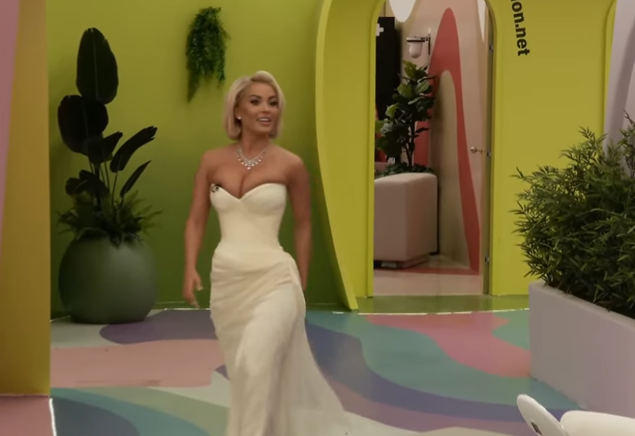 Pas romancave të shkurtra, Dolce shpall statusin e saj të ri