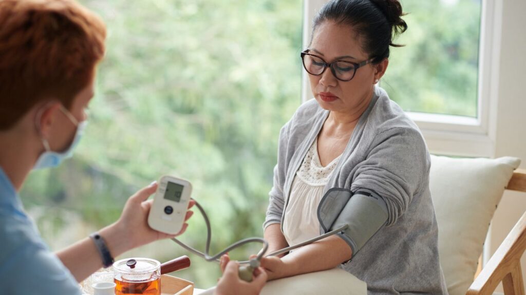 Kur temperatura bie, presioni rritet: Këshilla për ta përballuar dimrin me hipertension