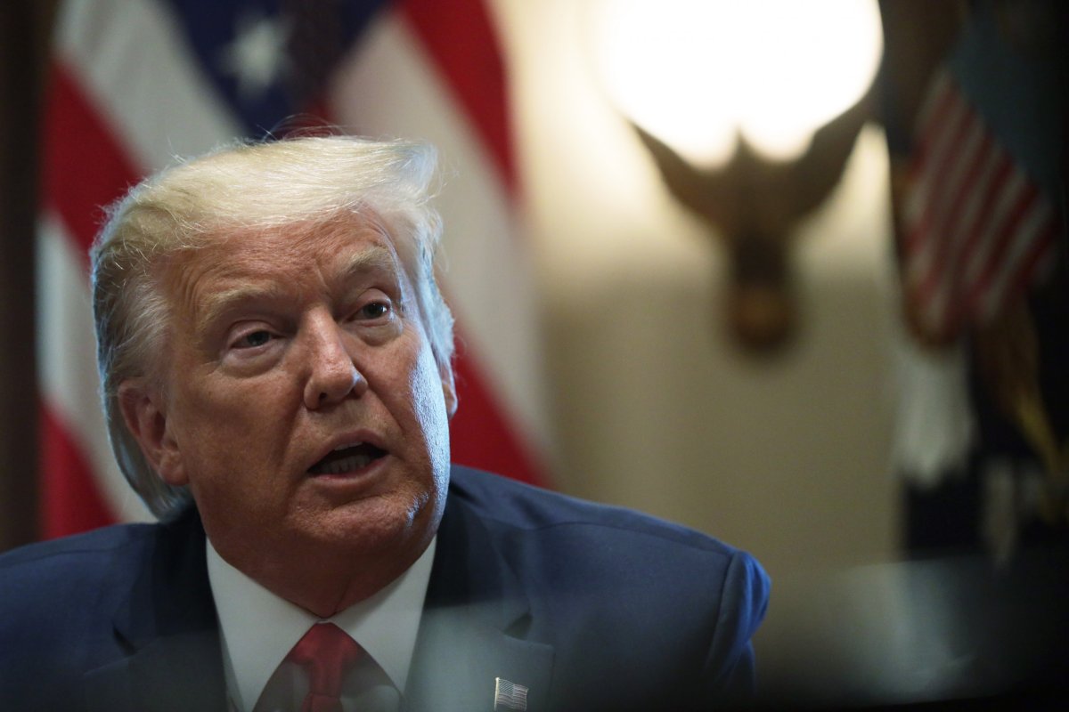 Trump largon 30 diplomatë dhe përgatit terrenin për besnikët e tij