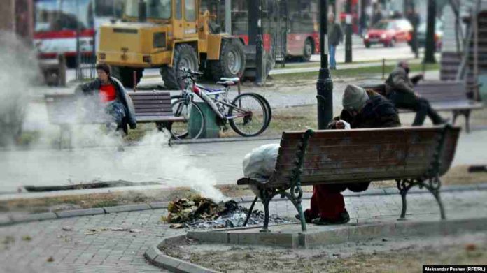 Rritet numri i personave që kërkojnë lëmoshë në rrugët e Shkupit