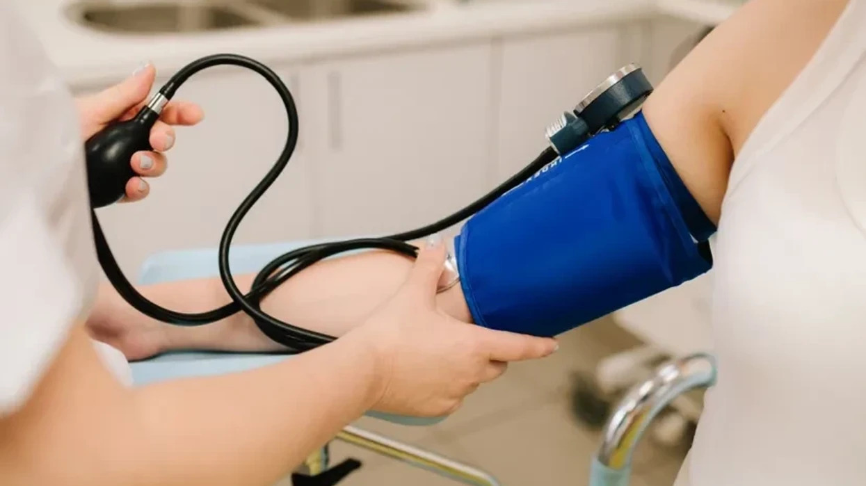 Pozicioni i gabuar i dorës gjatë matjes së tensionit jep rezultate të rreme: Kjo është e vetmja mënyrë e saktë