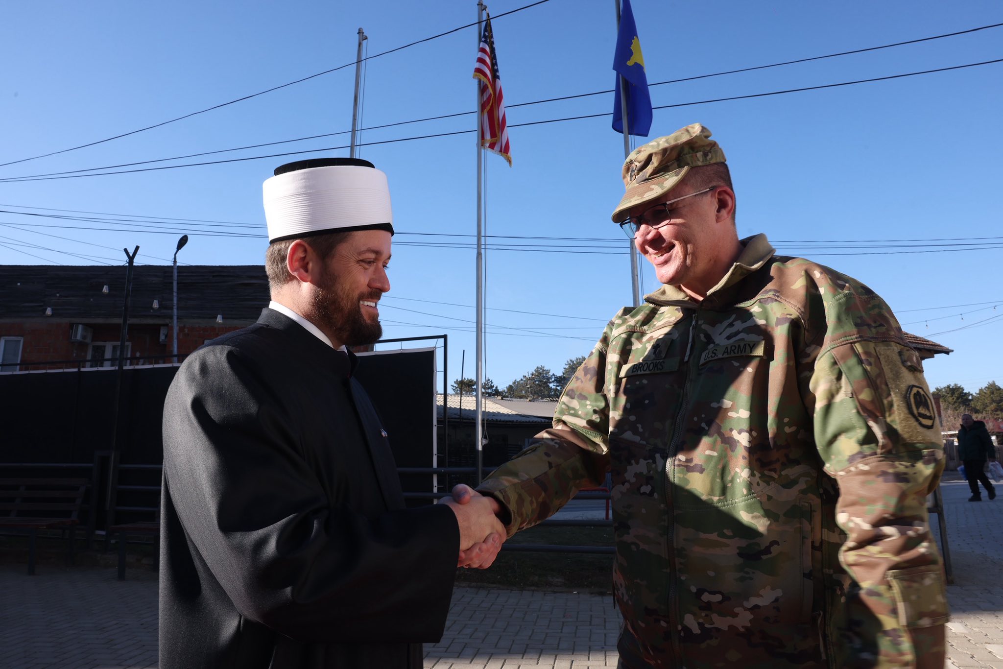 Ushtarë amerikanë nga Bondsteel e nisin vitin 2026 me vizitë simbolike në xhaminë e Prishtinës