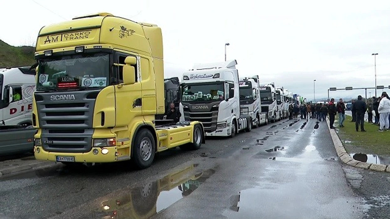 Vazhdon edhe sot bllokimi i qarkullimit të transportuesve të mallrave në pikat kufitare të RMV-së