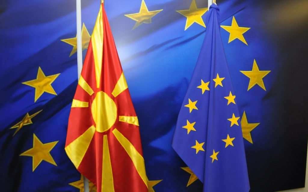 Integrimi i Maqedonisë në BE mbetet në ngërç, pushteti s’lëshon pe për Kushtetutën