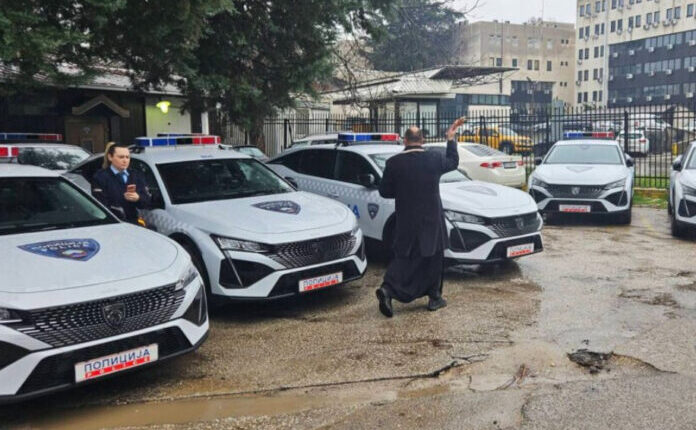 Spërkatja e veturave policore me ujë të bekuar ngjall reagime, MPB nis hetim