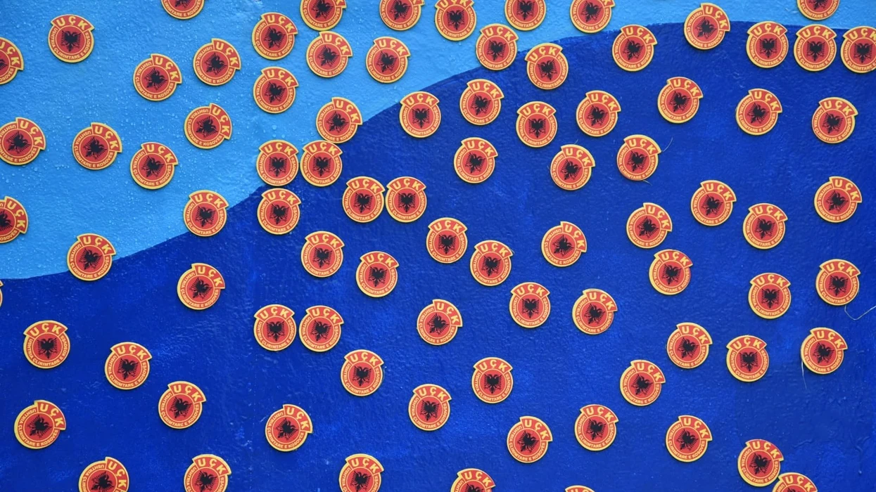 “Liria ka Emër”: Mesazh i ri kundër Gjykatës Speciale, 5000 emblema të UÇK-së i vendosen NEWBORN-it në Ditën e Pavarësisë