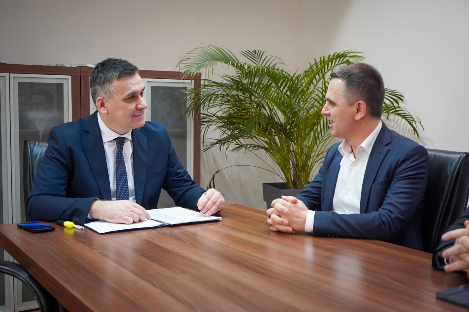 Hoxha dhe Kasami diskutuan për investimet që Ministria e Mjedisit Jetësor po realizon në Tetovë