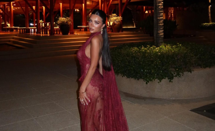 Alba provokon me fustan transparent