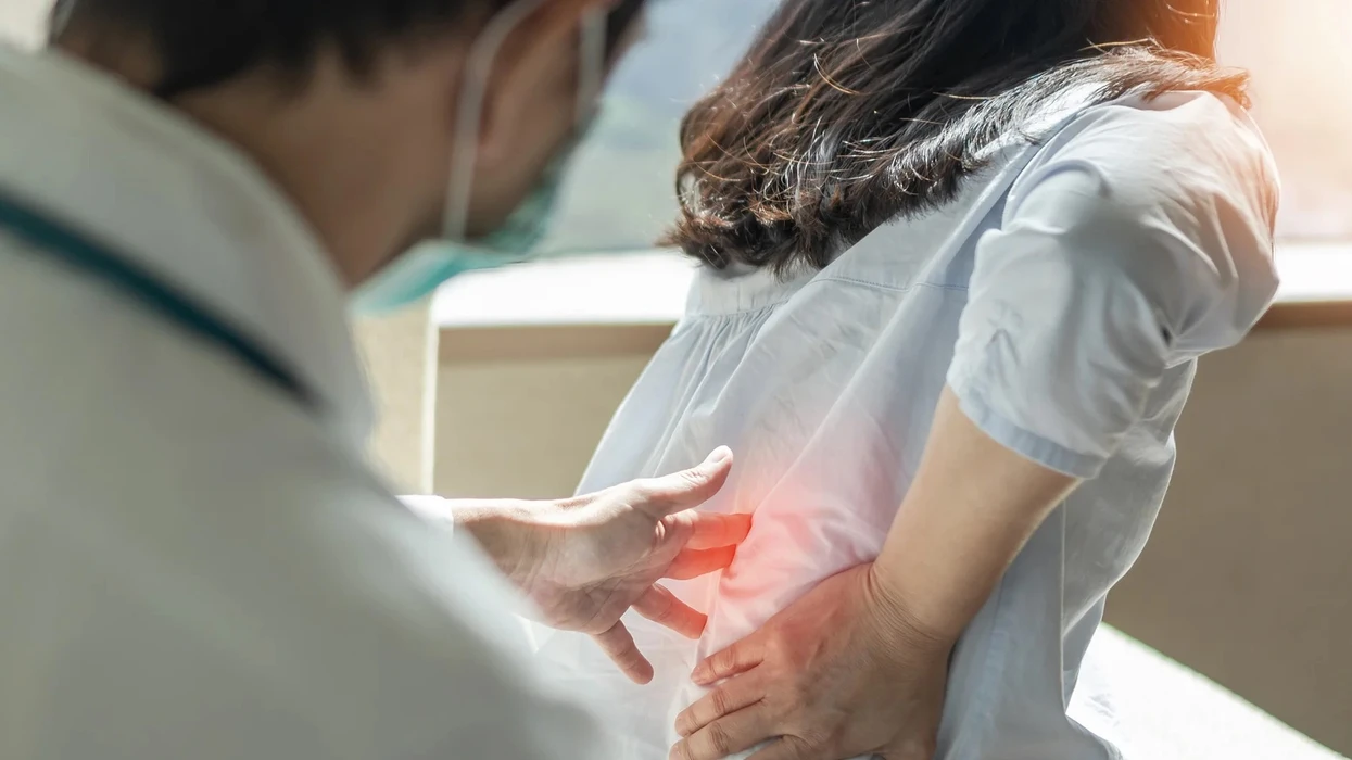 Ju dhemb shpina prej javësh dhe barnat nuk ndihmojnë? Kur duhet të shqetësoheni seriozisht