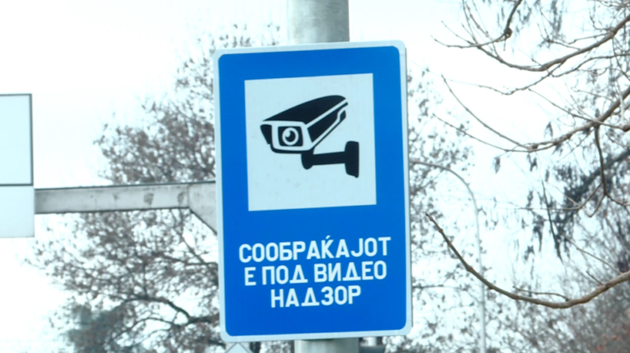 Tabelat paralajmëruese të Safe City vetëm në maqedonisht, anashkalohet gjuha shqipe dhe ajo angleze