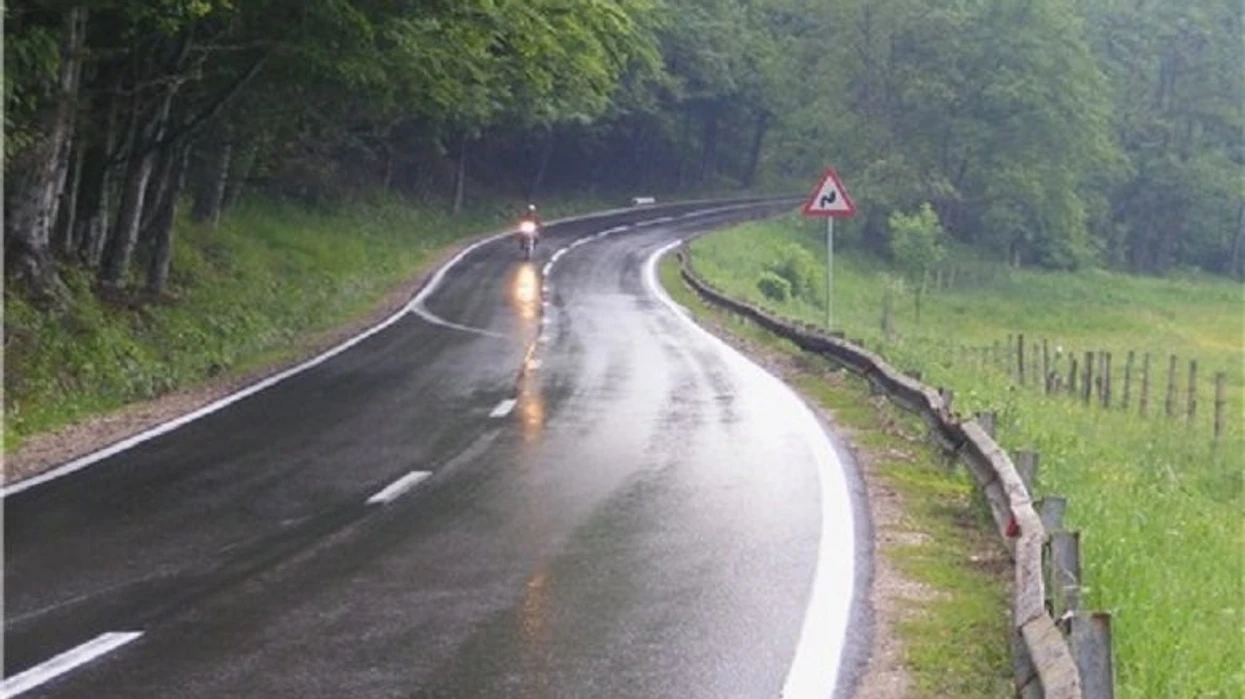 Trafiku në Maqedoni zhvillohet në rrugë me lagështi, ka borë në disa qafa malore