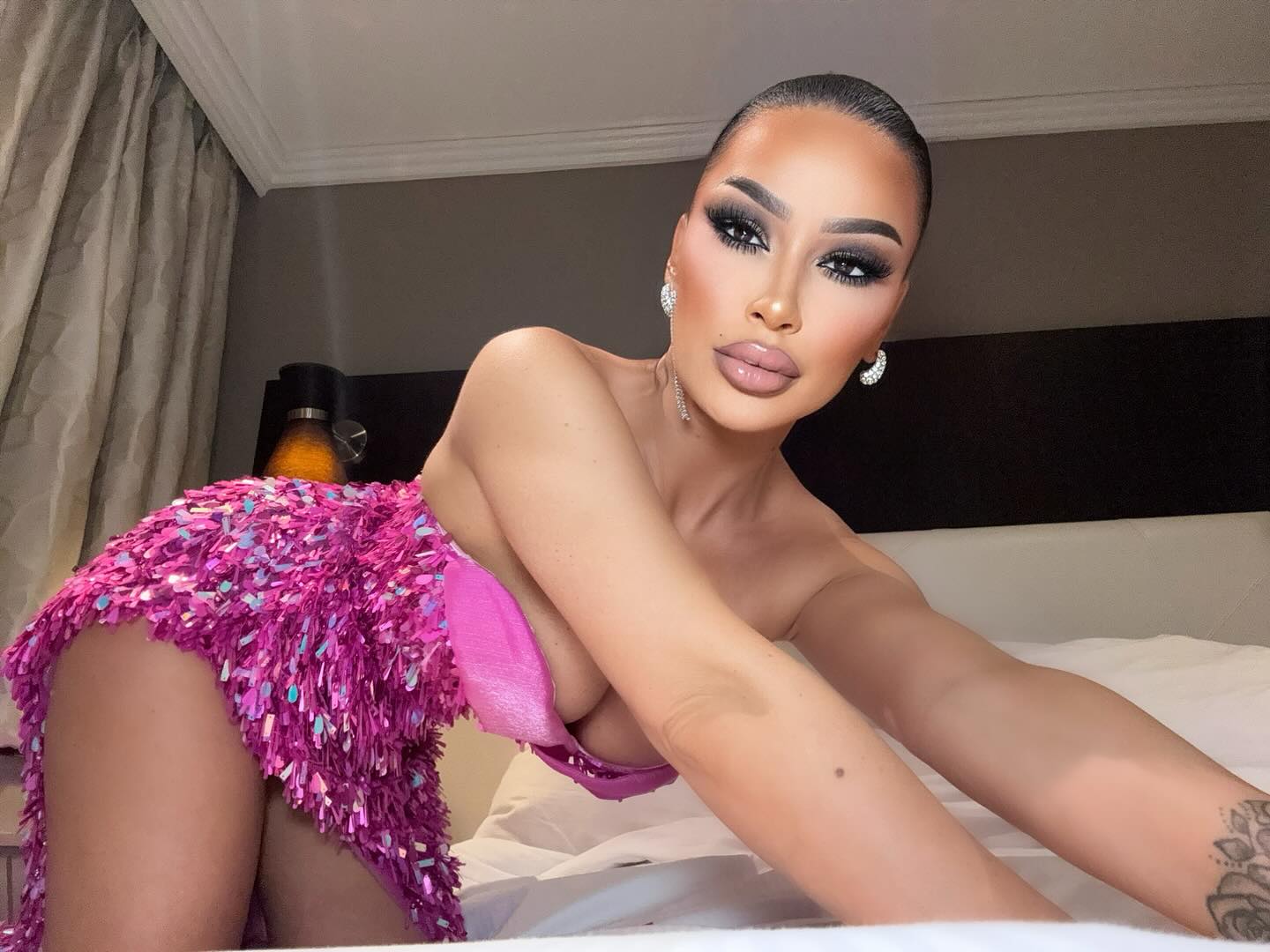 Flaka ndryshe në rrugët e qytetit, tërheq vëmendjen me elegancë