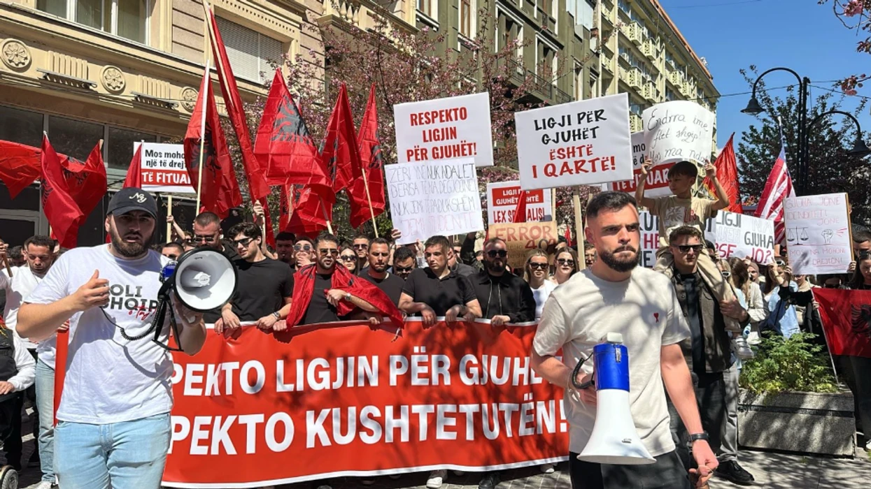"Fillkov dorëheqje", "Gjuha shqipe nuk negociohet" - protestojnë studentët shqiptarë në Shkup