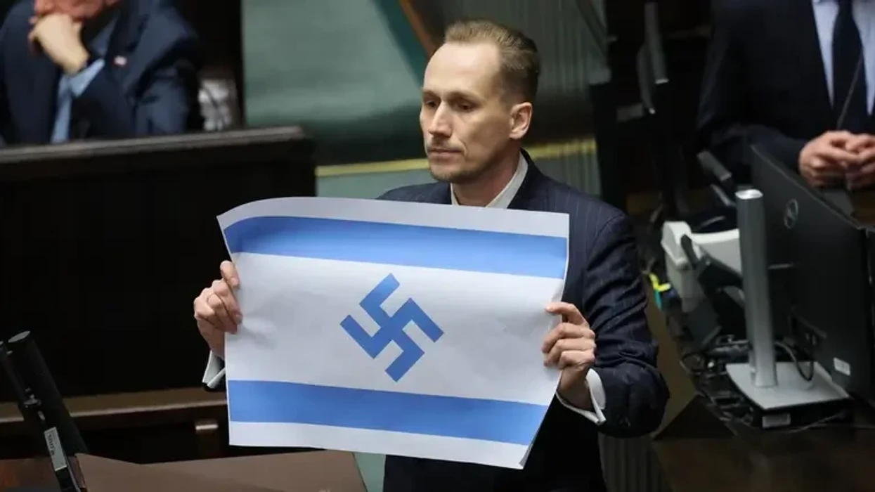 Incident në Parlamentin polak, deputeti shfaq flamurin izraelit me svastikë