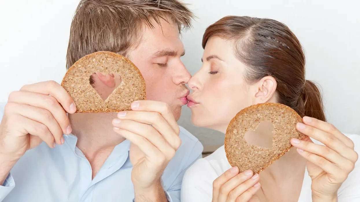A mund të bartet gluteni përmes puthjes? Zbulimi i ri jep përgjigje befasuese