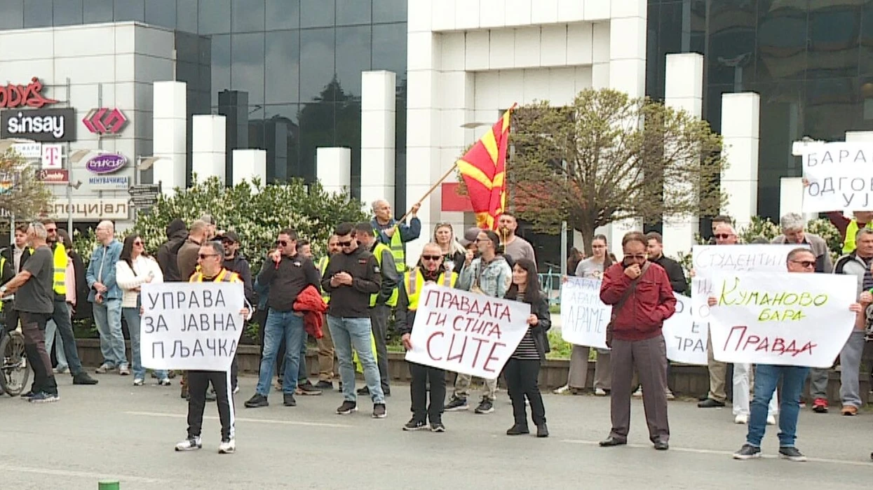 Studentët e “Work and Travel” protestuan para DAP-it kundër tatimit për të ardhurat nga jashtë