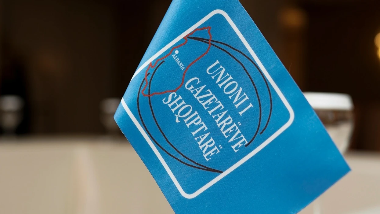 Unioni i Gazetarëve Shqiptarë mbështet protestën studentore në Shkup, reagon edhe ndaj mosrespektimit të gjuhës shqipe në RMV